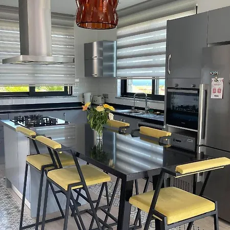 Semesterbostad Exclusive Seafront Bungalow In An Exclusive Site Kalogrea